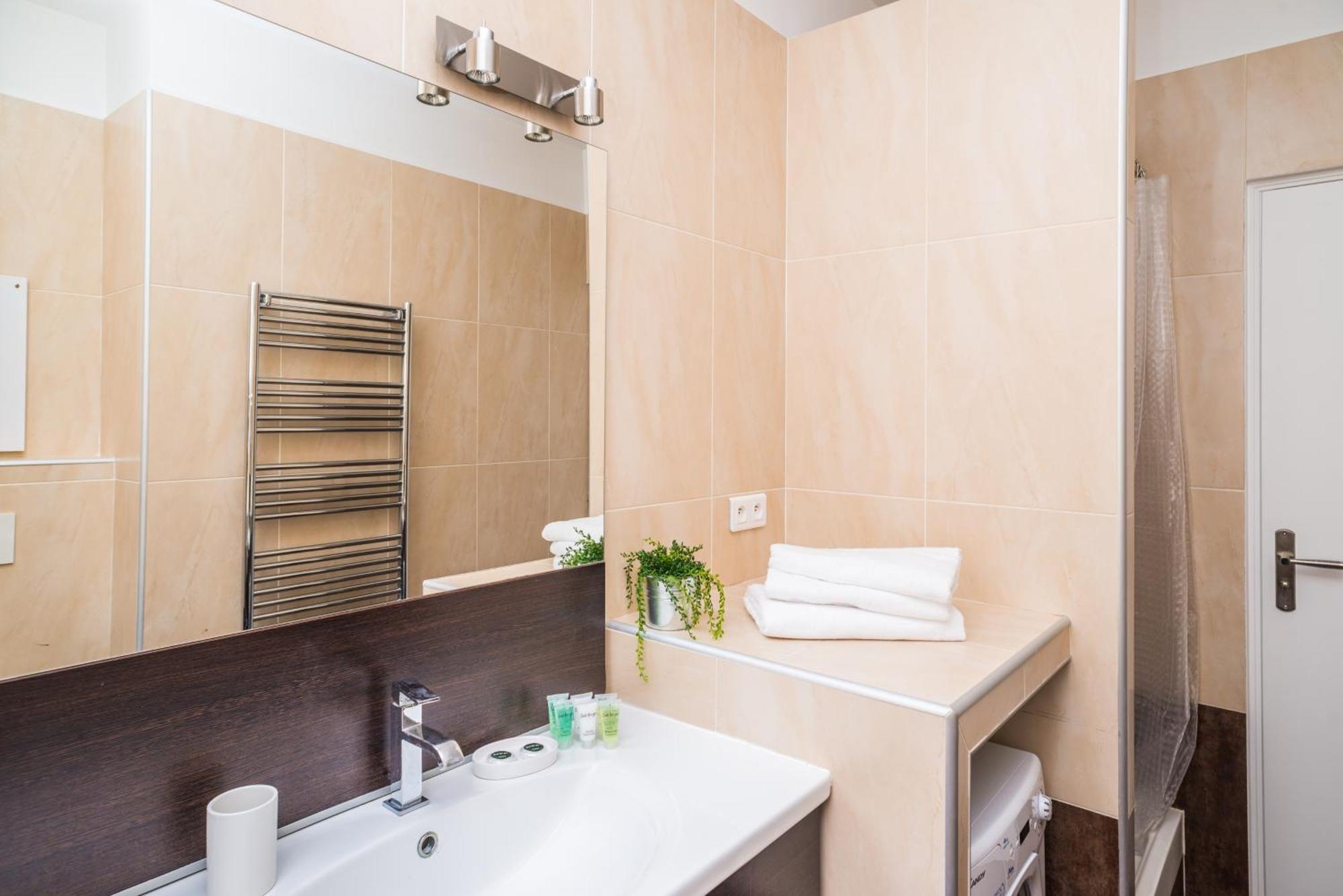 Modern 2-Bedroom City Center Apartment Nizza Esterno foto